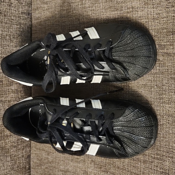 ADIDAS SUPERSTAR KIDS  Black with White Stripes  Size 2 1/2. - Picture 2 of 10